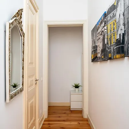 Large 2-bedroom Prime Location Appartamento