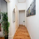 Large 2-bedroom Prime Location *