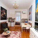 Large 2-bedroom Prime Location Daire